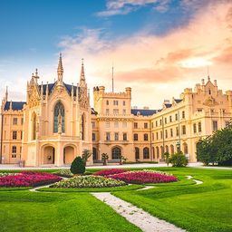 Bild enthält, Architecture, Building, House, Housing, Manor, Plant, Arch, Gothic Arch, Grass, Person