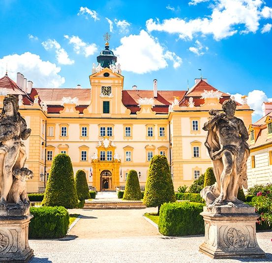 Bild enthält, Building, Housing, Person, House, Villa, City, Plant, Manor, Urban, Outdoors