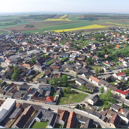 Bild enthält, Neighborhood, Architecture, Building, Suburb, Outdoors, Cityscape, Urban, Nature, Aerial View, Countryside