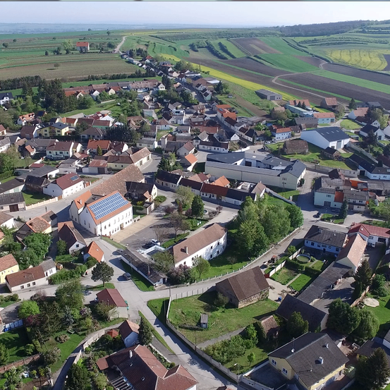 Bild enthält, Outdoors, Architecture, Building, Nature, Suburb, Countryside, Rural, Village, Aerial View