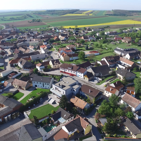 Bild enthält, Architecture, Building, Outdoors, Suburb, Nature, Countryside, Rural, Village