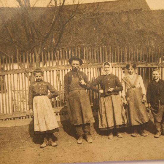 Bild enthält, Fence, Adult, Male, Man, Person, Child, Female, Girl, Woman, Bride