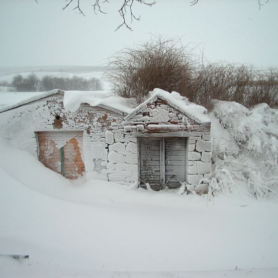 Bild enthält, Countryside, Hut, Nature, Outdoors, Rural, Shelter, Shack, Winter, Snow, Housing