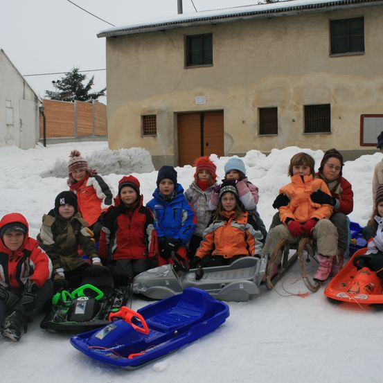 Bild enthält, Boy, Child, Male, Person, Glove, Female, Girl, Shoe, Face, Jacket