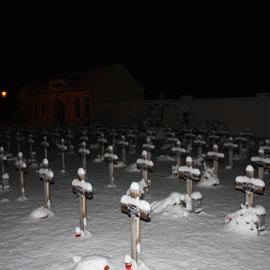 Bild enthält, Outdoors, Nature, Winter, Person, Snow, Graveyard, Cross, Symbol
