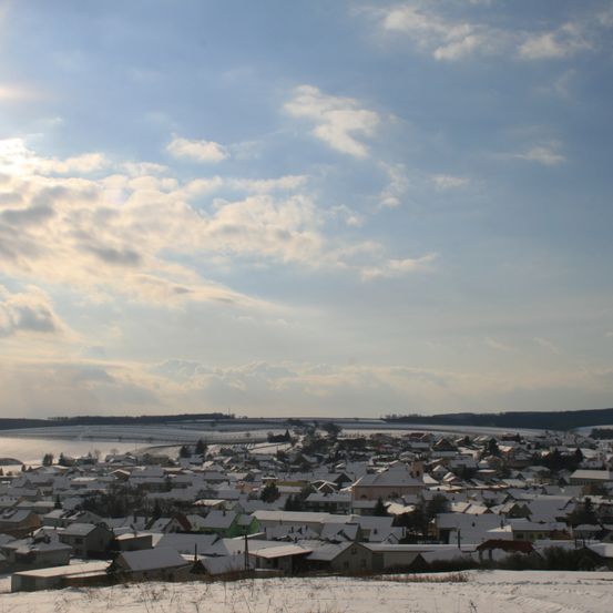 Bild enthält, Nature, Outdoors, Sky, Sunlight, Cityscape, Scenery, Neighborhood, Shelter, Suburb, Flare