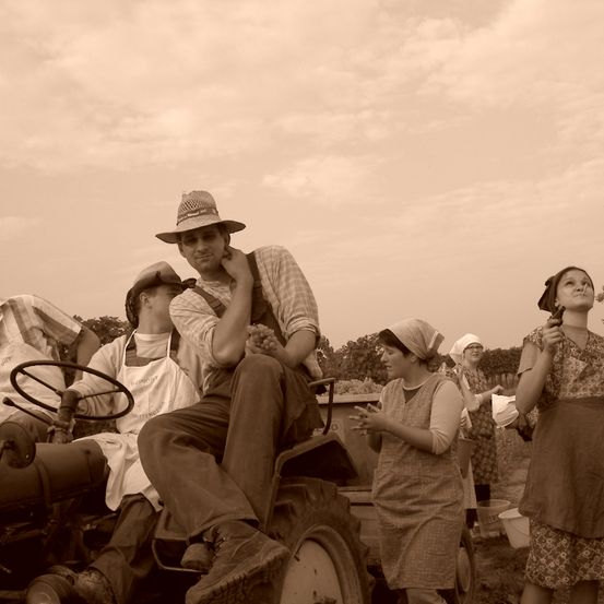 Bild enthält, Hat, Sun Hat, Person, Adult, Male, Man, Wheel, Face, Shoe, Vehicle