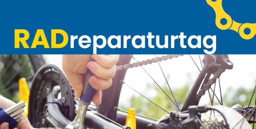 Eine Hand hält ein Werkzeug in der Nähe der Kette eines Fahrrads, mit dem Text 'RADreparaturtag' darüber. Das Fahrrad hat einen gelben Reflektor und einen Pedal.