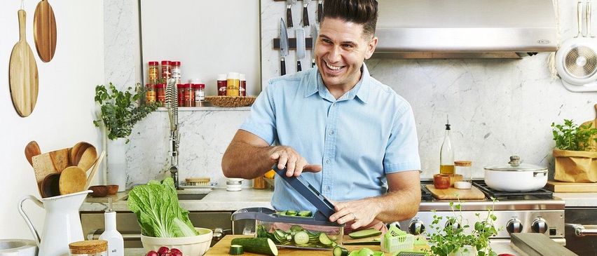 Bild enthält, Adult, Male, Man, Person, Plant, Blade, Weapon, Chopping Board, Food, Knife