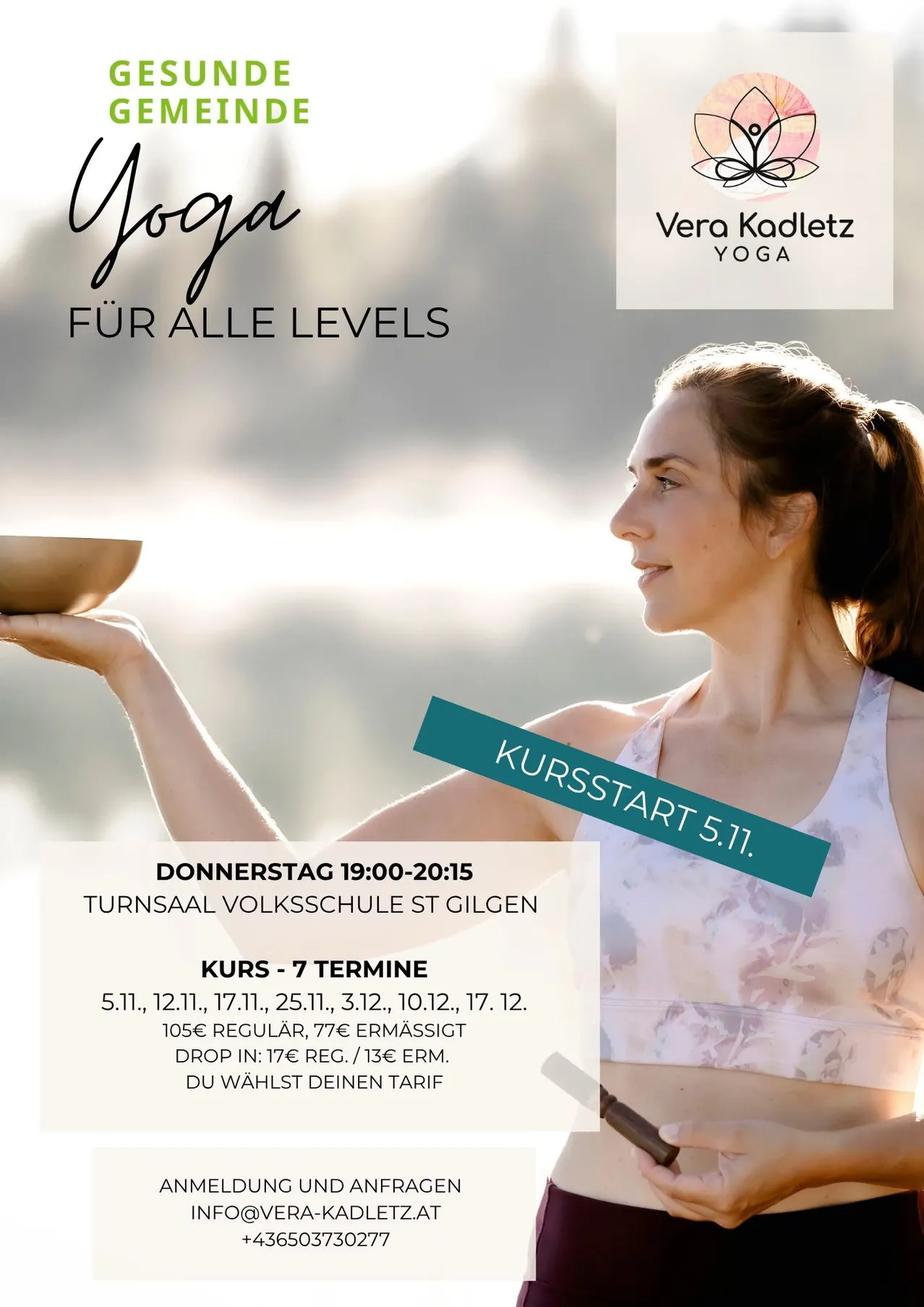 Eine Frau hält eine Schüssel und lächelt, mit einem Yoga-Werbeplakat im Hintergrund. Das Plakat zeigt einen Zeitplan und Preise für einen Yoga-Kurs.