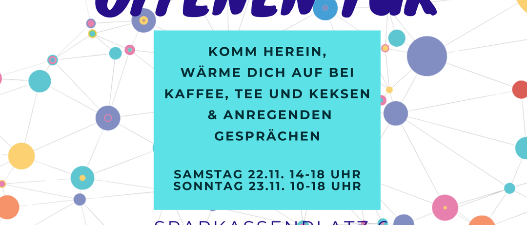 Eine Werbung für den 'Tag der offenen Tür'. Es enthält Details zu Zeit und Ort und ermutigt die Teilnehmer, sich für Kaffee, Tee, Kekse und interessante Gespräche anzumelden.