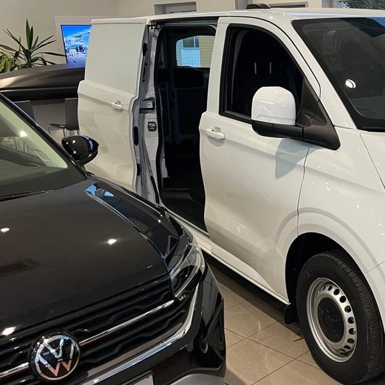 Bild enthält, Transportation, Vehicle, Moving Van, Van, Car, Minivan