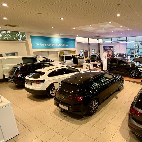 Bild enthält, Car, Car Dealership, Transportation, Vehicle, Machine, Wheel, Indoors