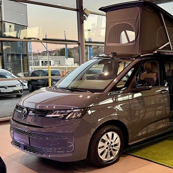 Bild enthält, Transportation, Vehicle, Minivan, Car, Moving Van, Van, Machine, Wheel