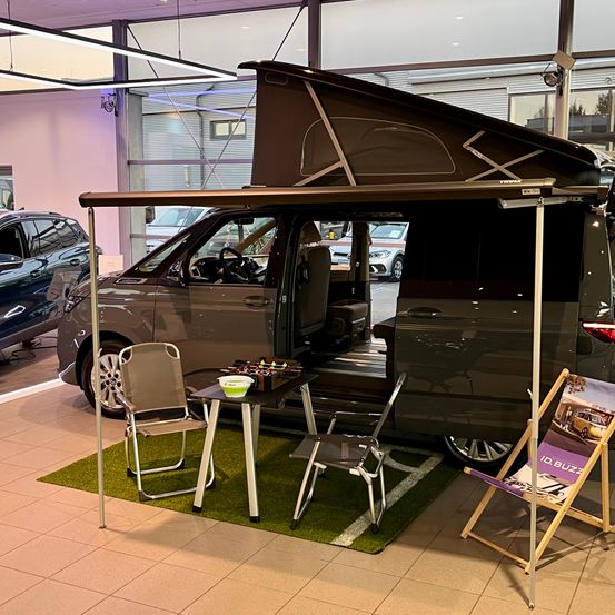 Bild enthält, Car, Transportation, Vehicle, Machine, Wheel, Chair, Furniture, Baby, Person, Indoors