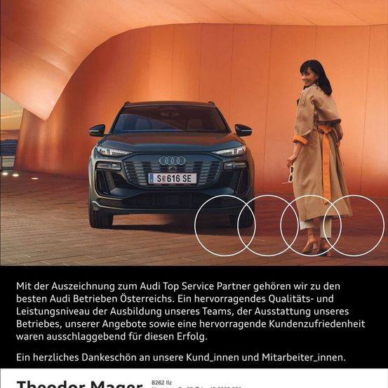 Eine Frau steht neben einem schwarzen Audi SUV. Das Audi-Logo ist prominent angebracht. Der Text hebt die Top-Service-Partnerschaft und Kundenzufriedenheit von Audi hervor.