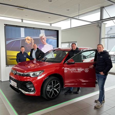 Bild enthält, Adult, Male, Man, Person, Car, Car Dealership, Vehicle, Shoe, Dog, Wheel