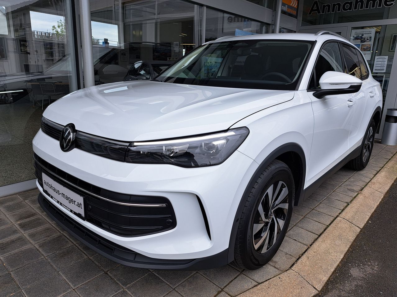 Bild enthält, Alloy Wheel, Car, Spoke, Tire, Vehicle, Wheel, Chair, Sedan, Bumper, Windshield