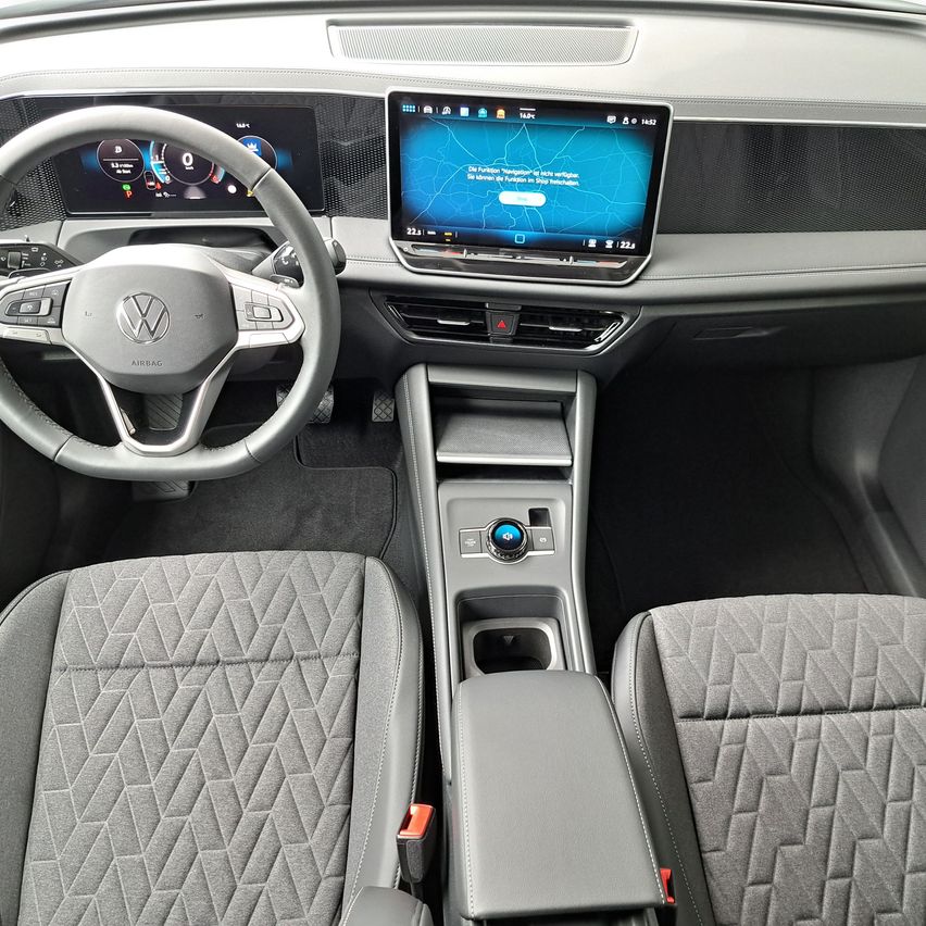 Bild enthält, Chair, Furniture, Car, Transportation, Vehicle, Car - Interior, Hardware, Monitor, Screen