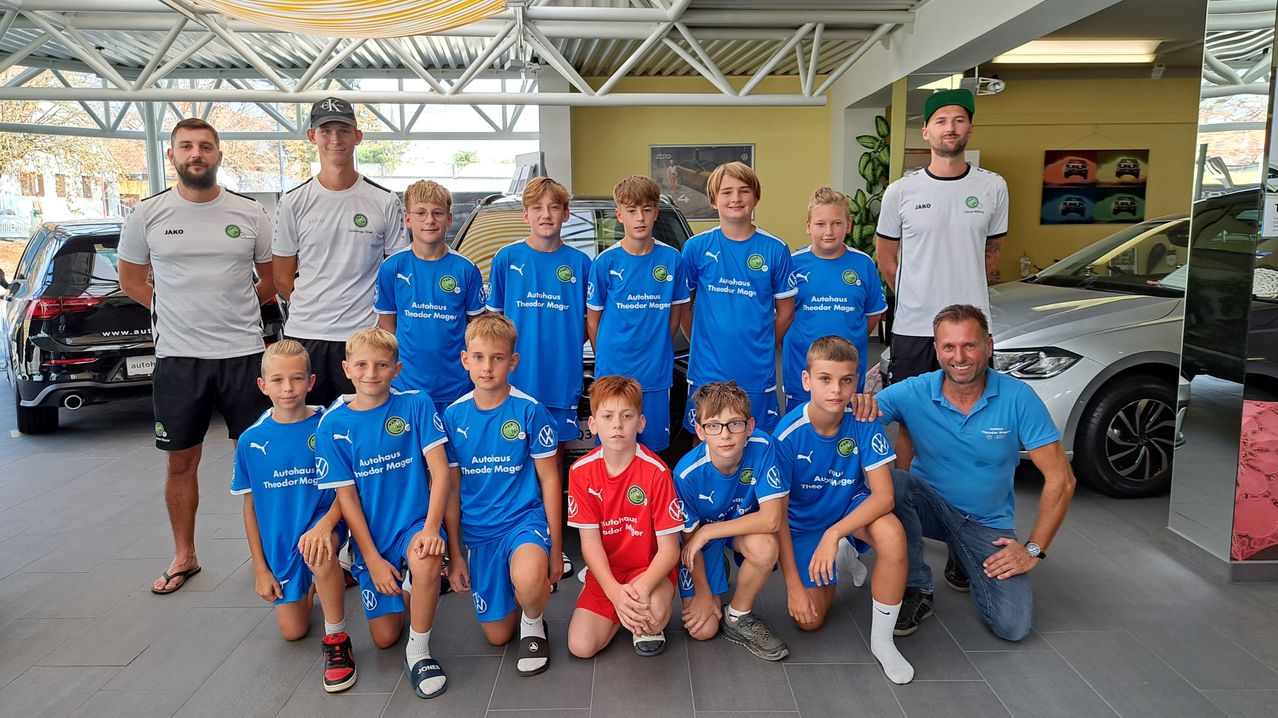 Bild enthält, People, Person, T-Shirt, Adult, Male, Man, Groupshot, Team, Boy, Child