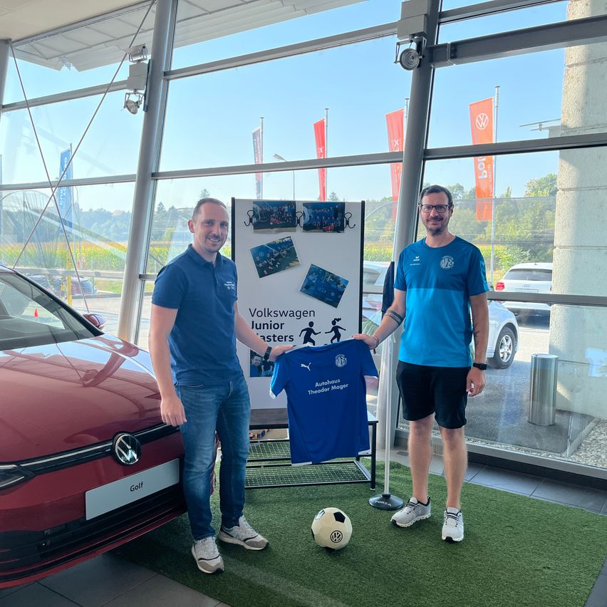 Bild enthält, Field, Adult, Male, Man, Person, Shorts, Soccer Ball, Jeans, Car, Outdoors