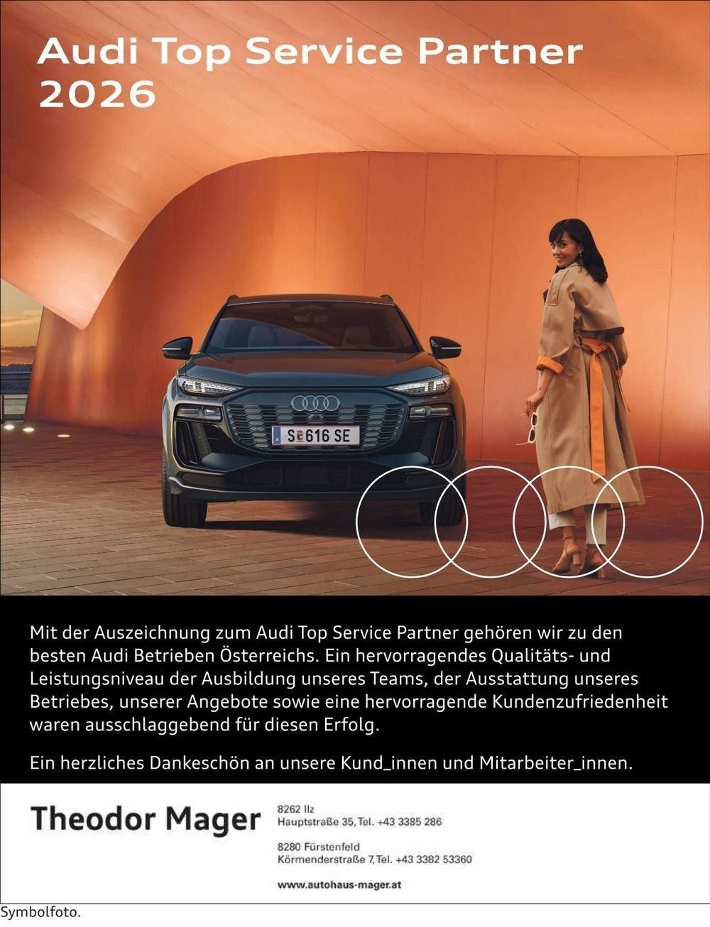 Eine Frau steht neben einem schwarzen Audi SUV und zeigt dessen schlankes Design. Das Auto ist auf einem Ziegelboden vor einer geschwungenen, orangefarbenen Wand geparkt. Das Bild unterstreicht Audis Exzellenz und Kundenzufriedenheit.
