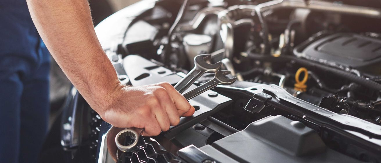 Bild enthält, Adult, Male, Man, Person, Transportation, Vehicle, Car, Gun, Weapon, Car Engine