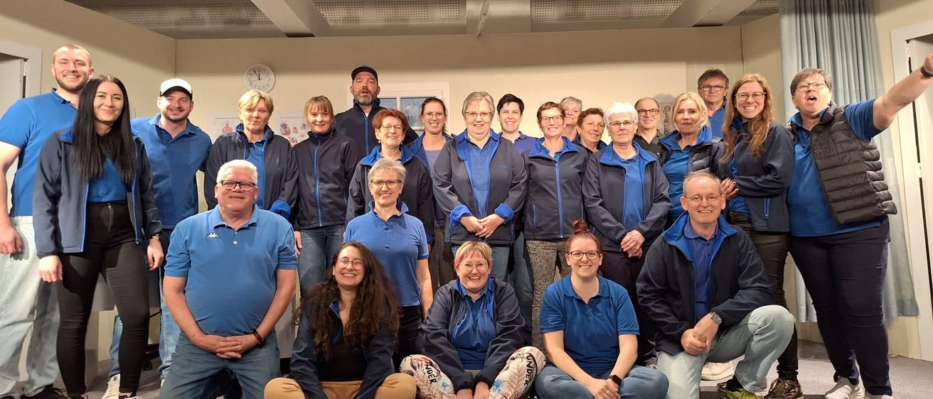 Bild enthält, Groupshot, Person, People, Pants, Adult, Male, Man, Boy, Teen, Woman