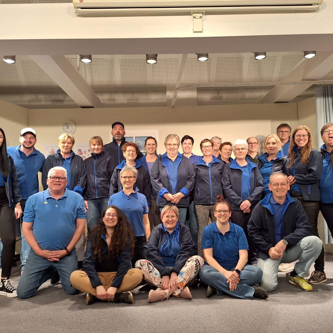 Bild enthält, Groupshot, Person, People, Pants, Adult, Male, Man, Boy, Teen, Woman