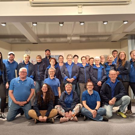 Bild enthält, Groupshot, Person, People, Pants, Adult, Male, Man, Boy, Teen, Woman