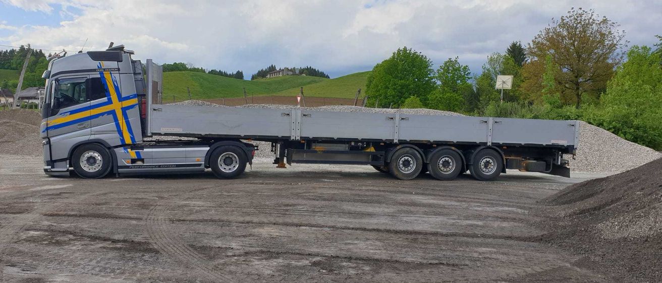 Bild enthält, Flat Bed Truck, Transportation, Truck, Vehicle, 18-wheeler Truck, Machine, Wheel