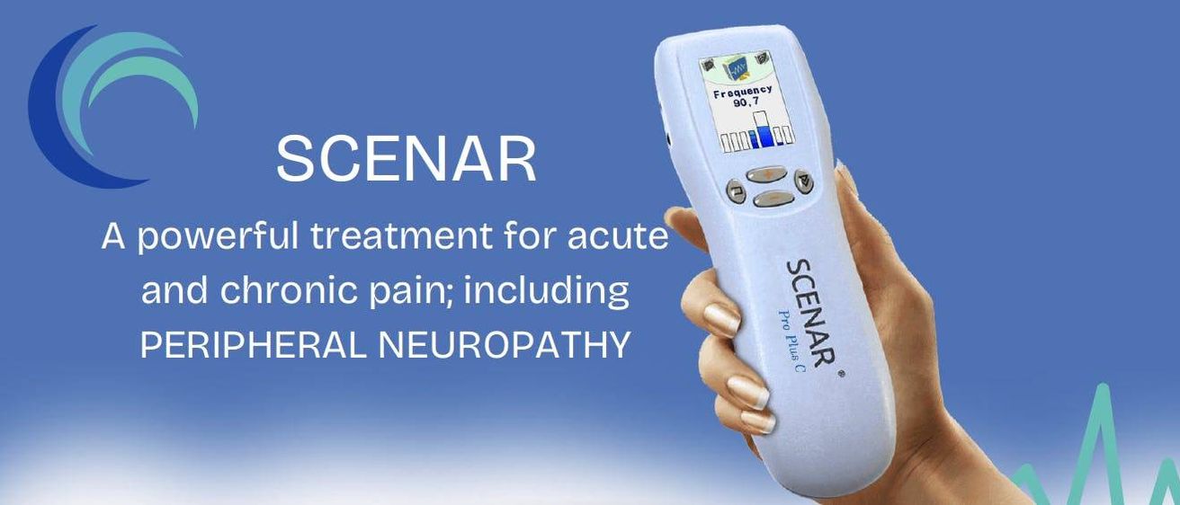 Eine Hand hält ein SCENAR Pro Plus C Gerät, ein medizinisches Gerät mit einem digitalen Display, das 'Frequenz 90,7' anzeigt, vor einem blauen Hintergrund.