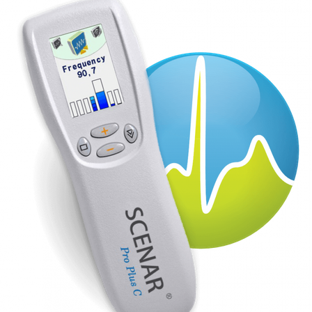 Ein weißes elektronisches Gerät namens SCENAR Pro Plus C liegt neben einem Kreis mit einem Diagramm und einer Herzlinie. Der Bildschirm des Geräts zeigt eine Frequenz von 90,7 an.