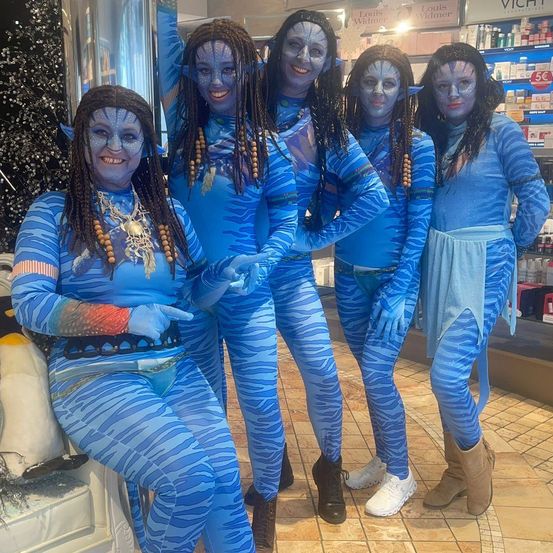 Bild enthält, Pants, Penguin, Glove, Person, Female, Girl, Teen, Groupshot, Face, Shoe