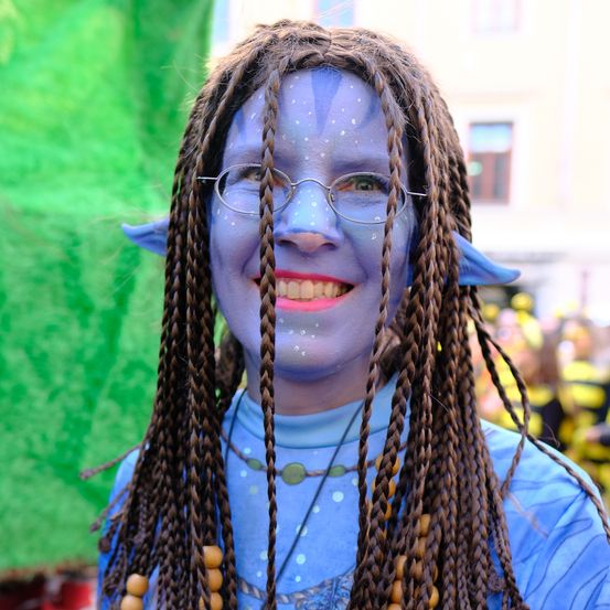Bild enthält, Accessories, Bead, Person, Face, Head, Hair, Prayer, Prayer Beads, Glasses