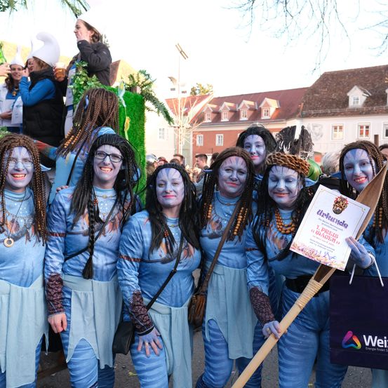 Bild enthält, Pants, Person, Adult, Female, Woman, Girl, Teen, Male, Man, Costume