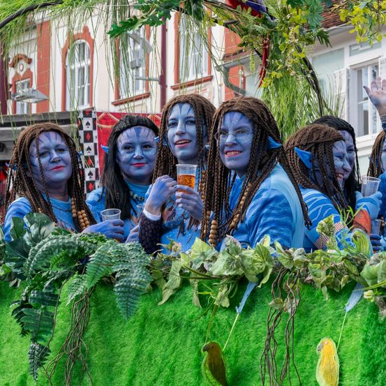 Bild enthält, Person, Adult, Female, Woman, Bird, Grass, Face, Garden, Festival, Leaf