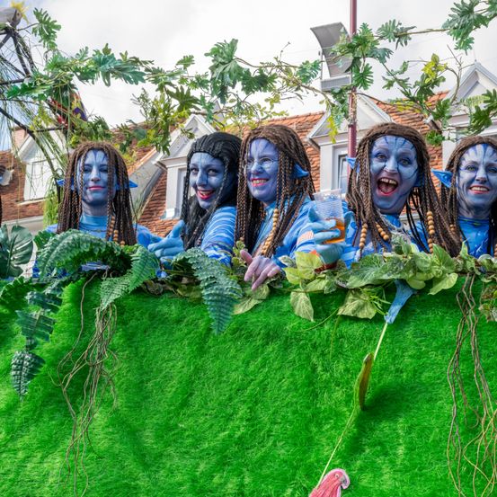Bild enthält, Costume, Person, Adult, Female, Woman, Face, Grass, Bird, Leaf, Festival