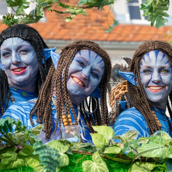 Bild enthält, Leaf, Plant, Adult, Female, Person, Woman, Face, Head, Bird, Festival