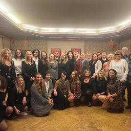 Bild enthält, People, Person, Groupshot, Adult, Female, Woman, Photography, Face, Portrait, Dress