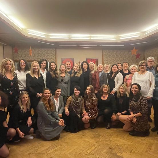 Bild enthält, People, Person, Groupshot, Adult, Female, Woman, Photography, Face, Portrait, Dress