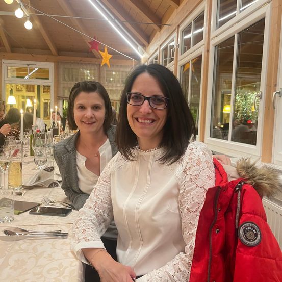 Bild enthält, Restaurant, Person, Photography, Portrait, Glasses, Blouse, Dining Table, Coat, Dining Room, Woman