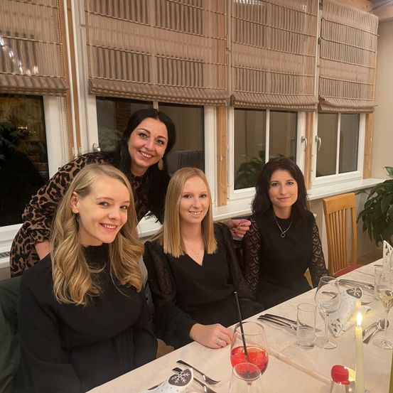 Bild enthält, Dining Room, Dining Table, Table, People, Person, Adult, Female, Woman, Restaurant, Face