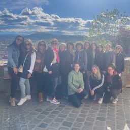 Bild enthält, Pants, Person, Photography, Portrait, Sky, Adult, Female, Woman, People, Jeans