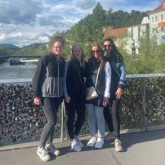 Bild enthält, Pants, Person, Photography, Portrait, Coat, Jacket, Jeans, Shoe, City, Blazer