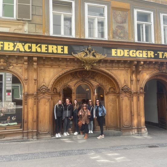 Bild enthält, Building, City, Arch, Person, Urban, Coat, College, Shelter, Monastery, Pants