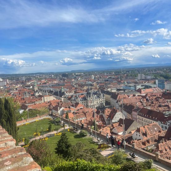Bild enthält, Building, Cityscape, Urban, Horizon, Nature, Outdoors, Sky, City, Neighborhood, Person