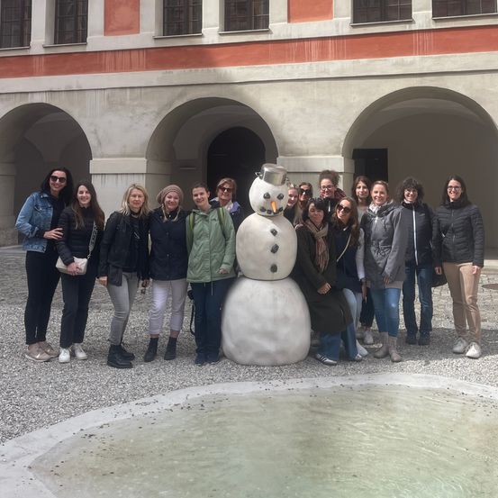 Bild enthält, Nature, Outdoors, Pants, Winter, Building, People, Person, Jeans, Urban, Coat