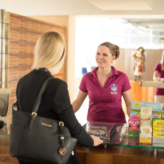 Bild enthält, Adult, Female, Person, Woman, Shelf, Handbag, Shop, Indoors, Necklace, Face
