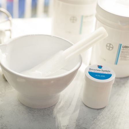 Bild enthält, Cup, Bowl, Dessert, Food, Yogurt, Cutlery, Spoon, Tape, Beverage, Milk